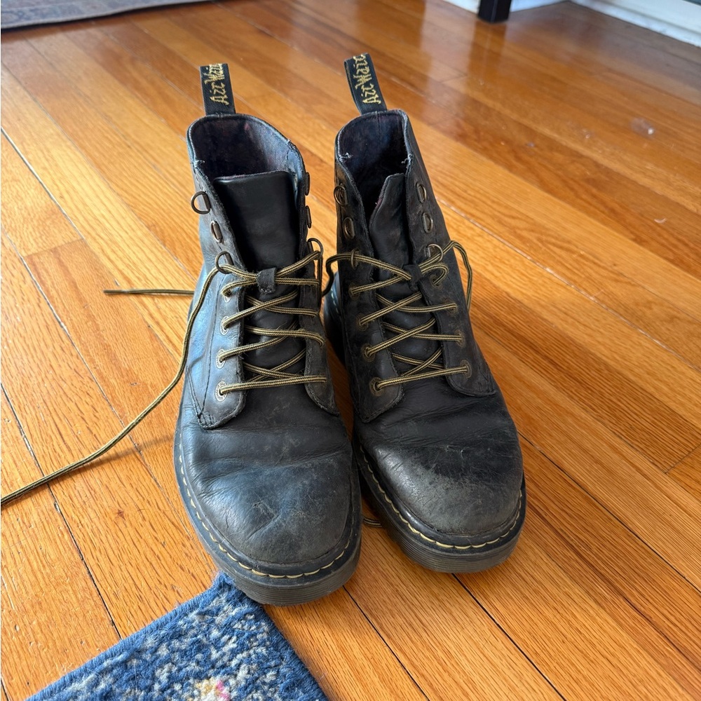 DR MARTENS • Black “Luana” Combat Boots